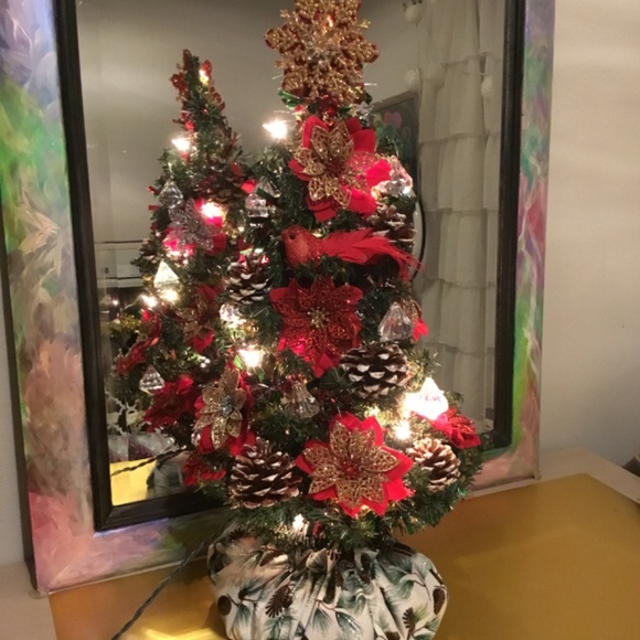 New Handcrafted 22 inch Poinsettia Table top Christmas Tree - Picture 8 of 11